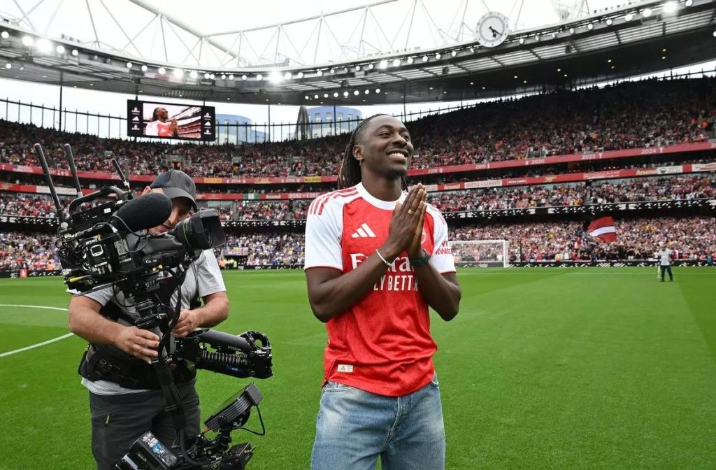 Eze khi được Arsenal ra mắt trước đám đông tại Emirates trong chiến thắng 5-0 trước Leeds 