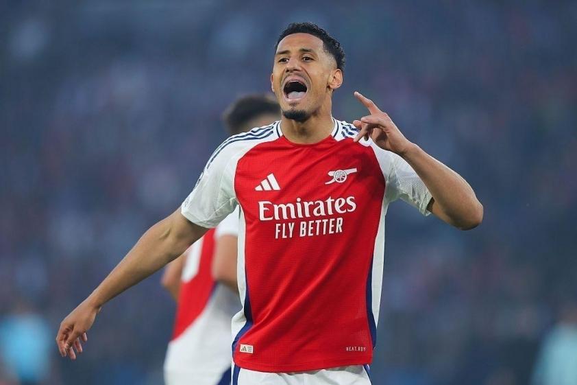 Saliba nguy cơ mất vị trí chính thức vào tay Mosquera
